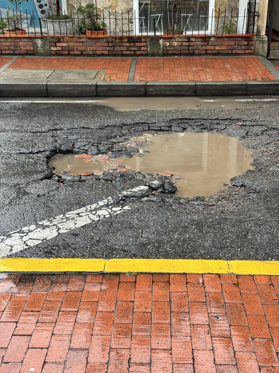koot_89's tweet photo. Tapar los huecos por donde pasan los buses del SITP debería ser siempre una prioridad @Bogota @AlcaldChapinero @idubogota @CarlosFGalan https://t.co/qBZ2Cp8z2b