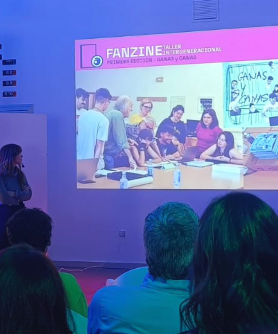 dip (@dipmurcia) on Twitter photo 📢 ¡El Fanzine Intergeneracional ya está en marcha!
El pasado 5/2 el GT #MemoriaDelDiseño DIP presentó, junto con <a href="/Edi_Murcia/">Edi | Escuela Superior de Diseño de Murcia</a>, la segunda edición de este proyecto.
Este año nos acompañan: Vicente Martínez Gadea, Teresa Arnal y Juan Álvarez.
¡El 11/2 comienzan los talleres! 📢 ¡El Fanzine Intergeneracional ya está en marcha!
El pasado 5/2 el GT #MemoriaDelDiseño DIP presentó, junto con <a href="/Edi_Murcia/">Edi | Escuela Superior de Diseño de Murcia</a>, la segunda edición de este proyecto.
Este año nos acompañan: Vicente Martínez Gadea, Teresa Arnal y Juan Álvarez.
¡El 11/2 comienzan los talleres!