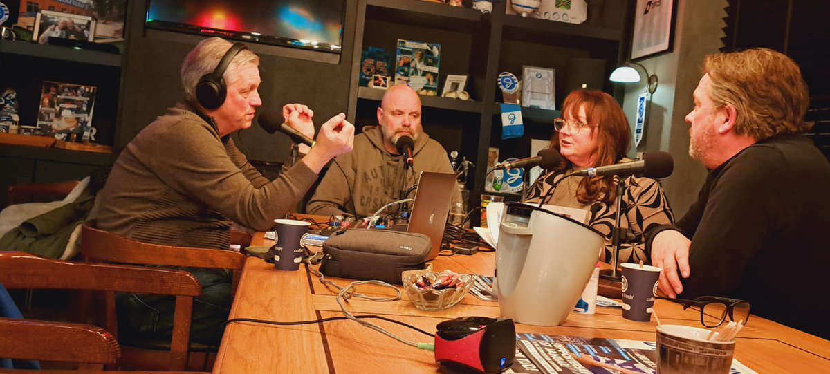 Hans (@hanshissink) on Twitter photo Voorzitter van SV Superboeren, Jacqueline Gerritsen, is onze gast. Verder bellen we Reuven Niemeijer, nieuwkomer bij <a href="/DeGraafschap/">De Graafschap</a> en uiteraard leest Fritz zijn column voor. Deze podcast wordt mede mogelijk gemaakt door D'RANK Doetinchem. Luusteren ... stemvandevijverberg.nl/2025/02/10/veu… Voorzitter van SV Superboeren, Jacqueline Gerritsen, is onze gast. Verder bellen we Reuven Niemeijer, nieuwkomer bij <a href="/DeGraafschap/">De Graafschap</a> en uiteraard leest Fritz zijn column voor. Deze podcast wordt mede mogelijk gemaakt door D'RANK Doetinchem. Luusteren ... stemvandevijverberg.nl/2025/02/10/veu…