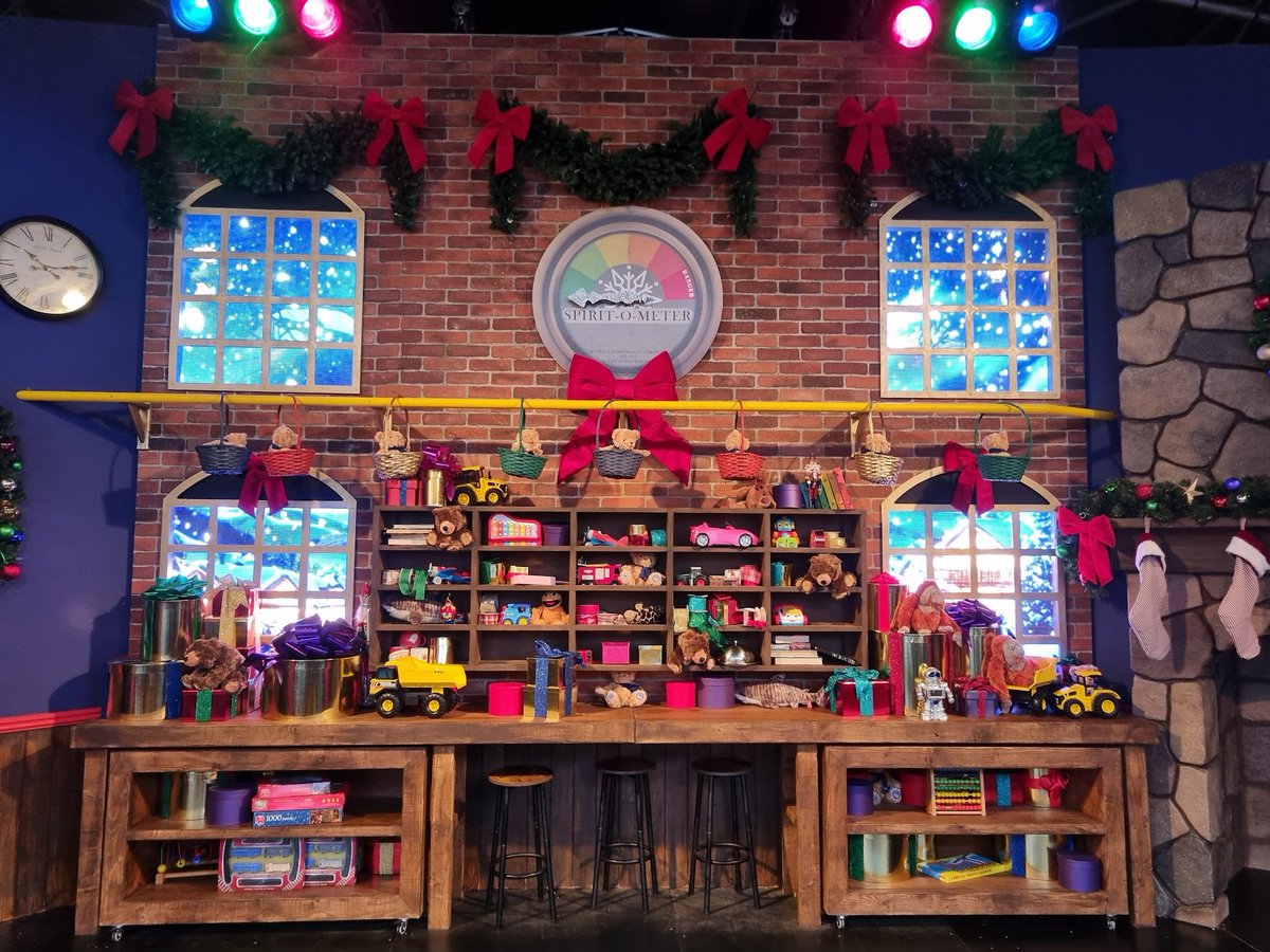 More window related items! Plywood frames routed from a custom laser cut template to hide a set of video displays for the christmas panto at #altontowers (Nov 2024)

#maker #scenic #art #design #painting #theming #props #themepark #stage #show #set #christmas #panto #theatre