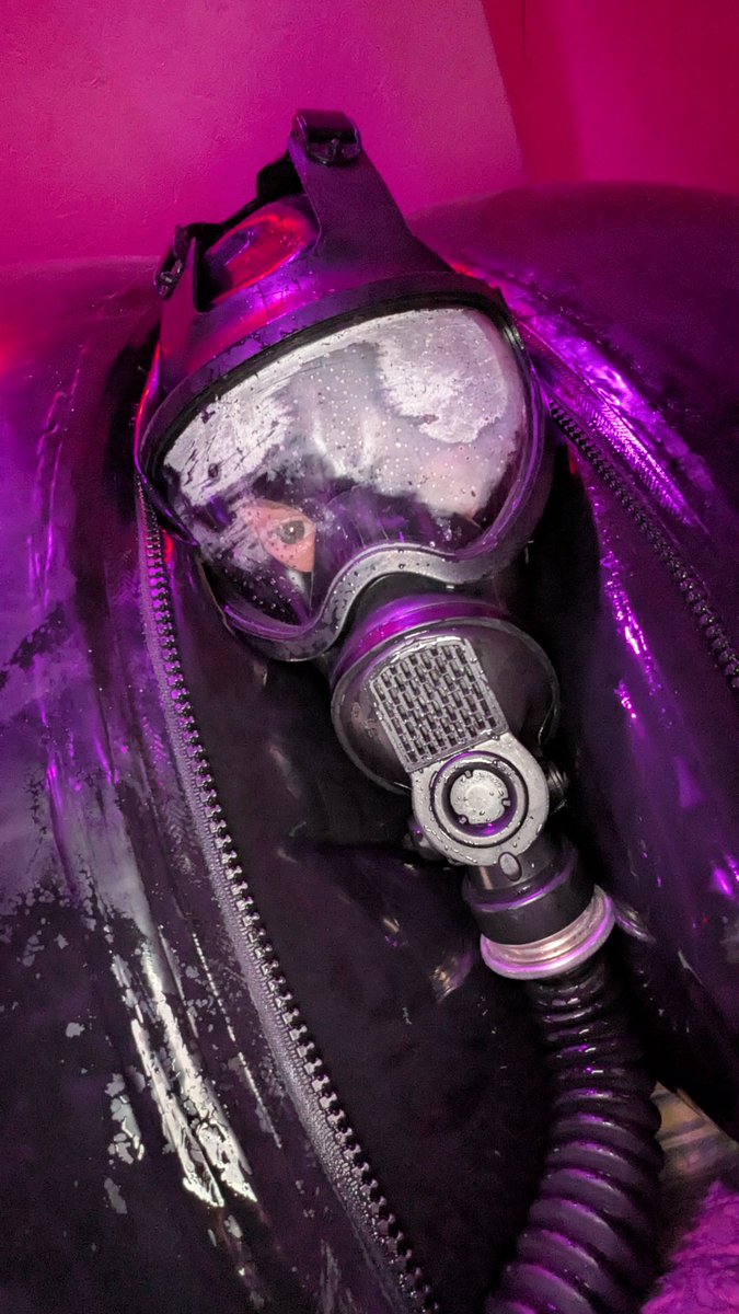 _hazzy1_'s tweet image. Happy #gasmaskmonday from the inflatable latex egg 😶‍🌫️