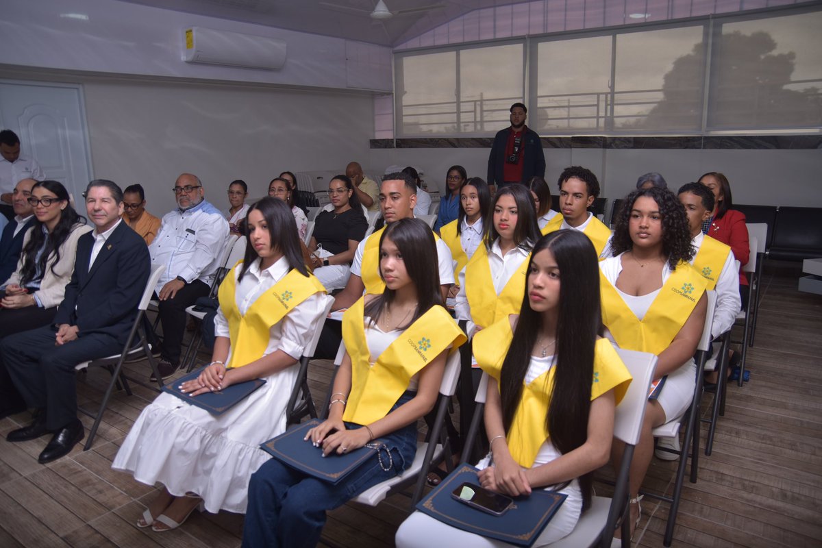 Liberta_Digital's tweet photo. 10 jóvenes completaron con éxito su formación como Desarrolladores Full Stack, gracias a una beca del 100% de cobertura en alianza con la Cooperativa San Rafael de Tenares y la academia dominicana de tecnología y programación, @talendigrd. 🚀 https://t.co/Sv5fLdVaHW