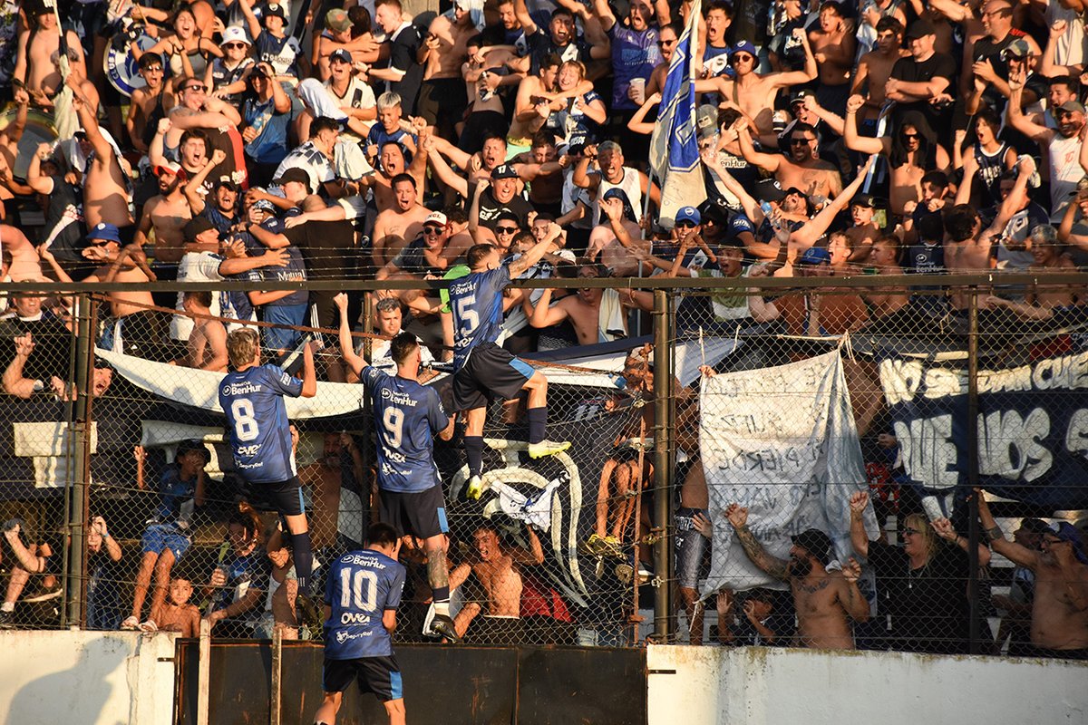 clubbenhur's tweet photo. ⚽️#Regional. #BenHur Ascendió al Federal “A”. El sueño de hizo realidad. Luego de varias campañas muy buenas que no se pudieron coronar, la #BH concluyó una campaña extraordinaria con un final feliz. https://t.co/Br5ORupYGo