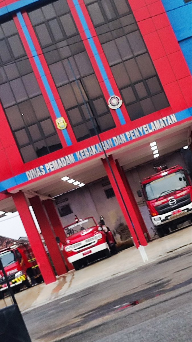 Pantes damkar semua bisa dikerjakan, nama nya sekarang bukan Pemadam Kebakaran aja, ada tambahan Penyelamatan ..