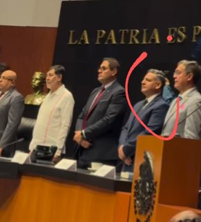 arturoangel20's tweet photo. 1) Este señor que ven aquí, en la tribuna principal del Senado a un lado de @fernandeznorona es JAVIER TAPIA SANTOYO.

Fue DENUNCIADO POR RAQUEL BUENROSTRO ante la @FGRMexico por posible CORRUPCIÓN.

Es investigado por enriquecerse desde hace años con contratos de salud. https://t.co/PYeUwXl8jj