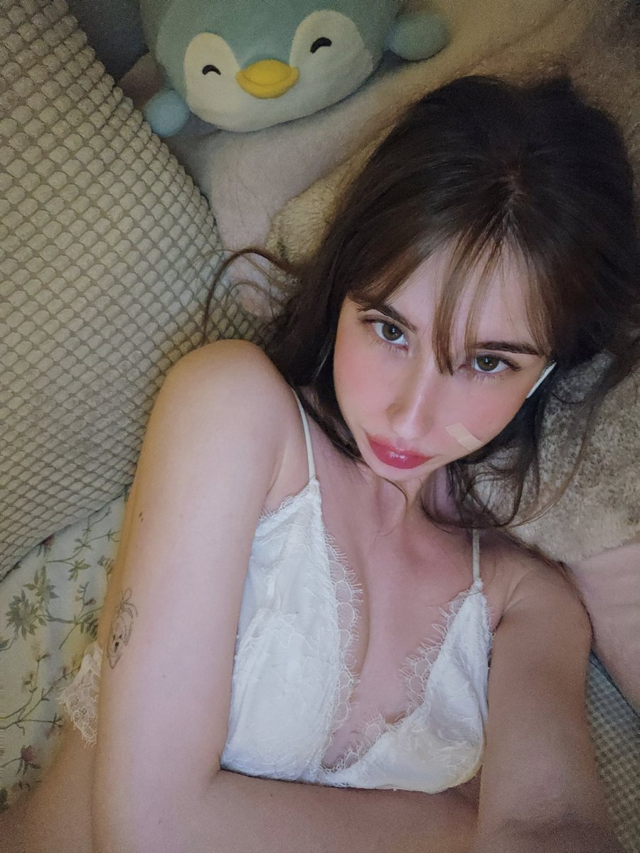 apoutydoll's tweet photo. can i come over and stare at you like this https://t.co/H8ohdfib5r