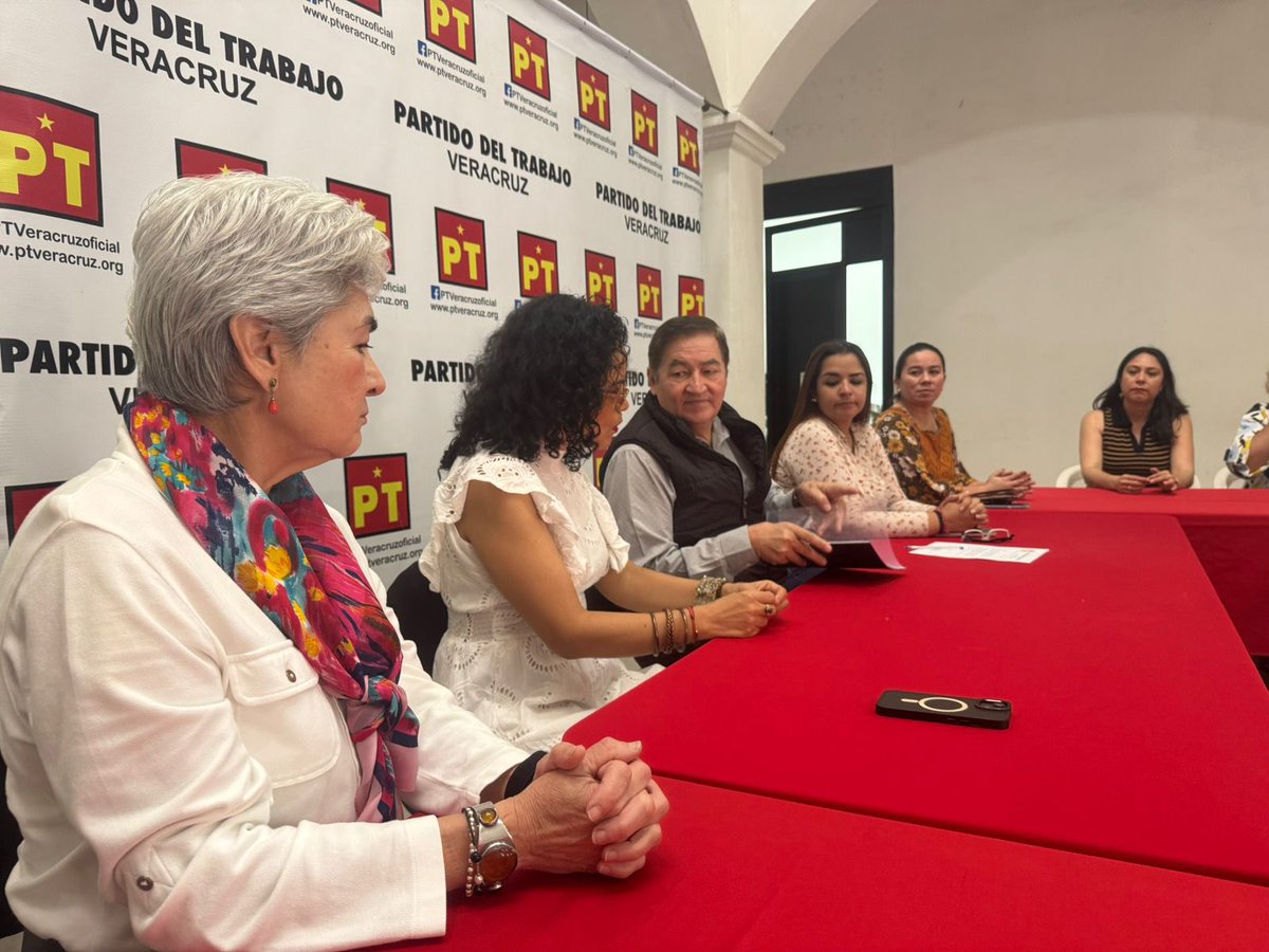 Con el objetivo de apuntalar la paridad y el combate a la VPGM en el proceso electoral municipal de Veracruz, nos reunimos integrantes de este Capítulo con el Lic. Vicente Aguilar, dirigente estatal del <a href="/PTVeracruz_/">Partido del Trabajo Veracruz Oficial</a>.
Agradecemos el diálogo y la disposición.
