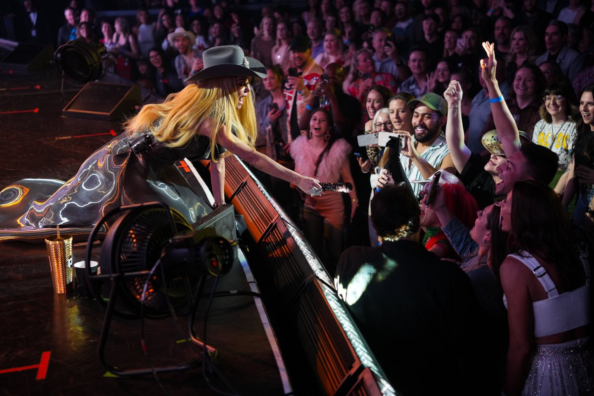 ShaniaTwain's tweet photo. That’s a wrap on the Come On Over Las Vegas Residency! 💖 Vegas holds a special place in my heart and this experience was even better than I could have imagined. Every crowd showed up with 100% energy, the best outfits on The Strip, the loudest singalongs and the most kick-ass onstage moments. I couldn’t ask for better fans… You are everything!! @PHLiveVegas