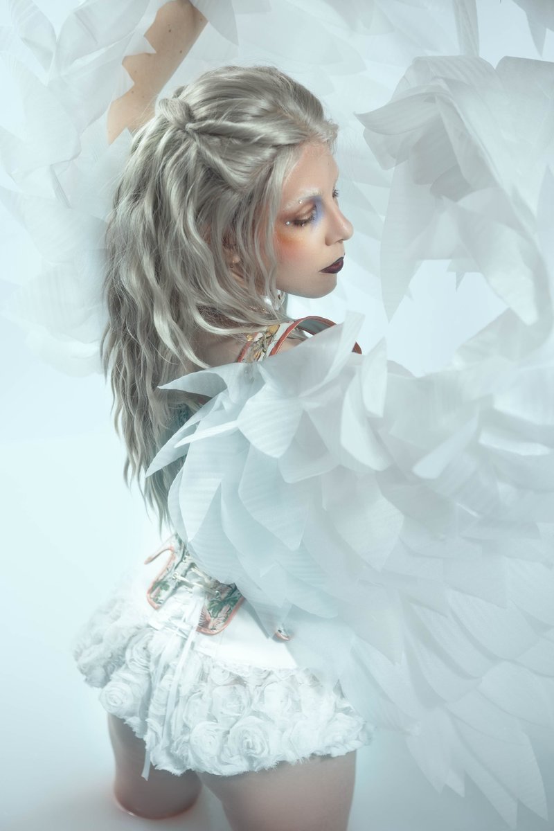 Tested a flexible wing prototype and my bloomers pattern in the <a href="/dangerousladies/">The Dangerous Ladies</a> milk bath and this is how it turned out 

photo by <a href="/mvgitek/">— jules 🪽</a> 
stays by <a href="/cloakandtailor/">Cloak & Tailor</a>