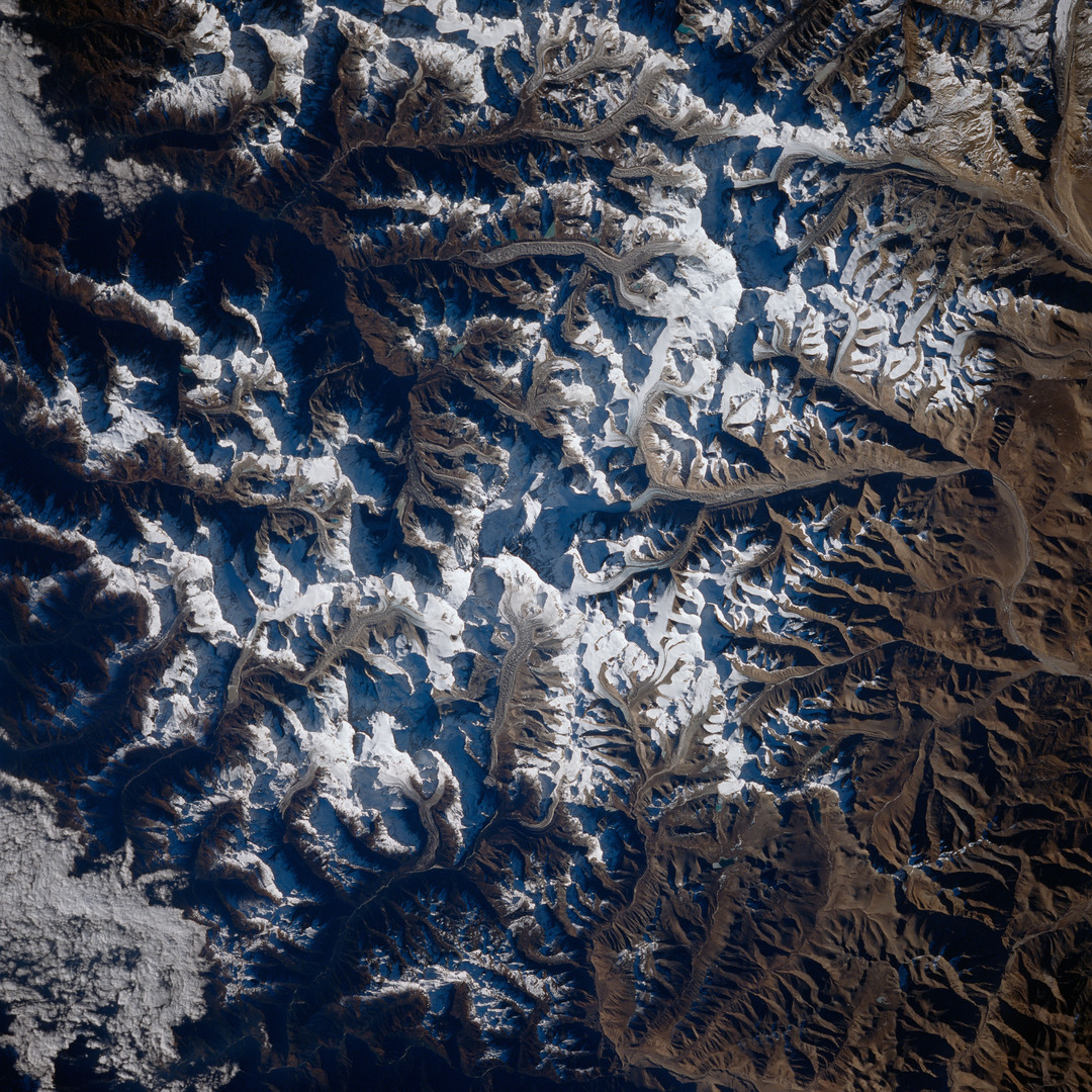 wxbrad's tweet photo. Mount Everest from Space via NASA https://t.co/1IitKb32Gr https://t.co/crG6BXQ0Jw