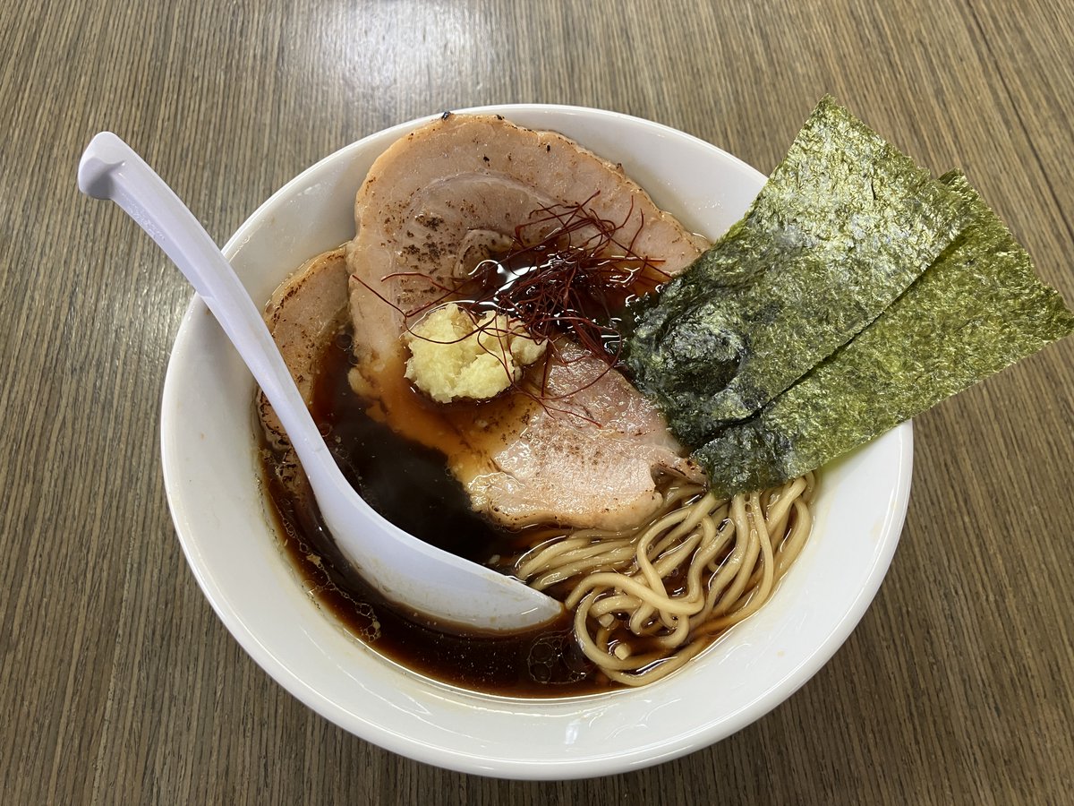 kochaotoko's tweet photo. おはようございます🍜
今日は休みなので朝ラーしてます。
醤油系のスープに生姜が合いますね。
地元の文化で、７時くらい（早いところは早朝）には割と店が開いてるんですが、やっぱり珍しいんですかね。

＃朝ラー
＃ラーメン
＃グルメ https://t.co/1N15kzDtGs
