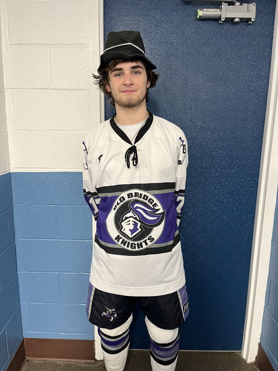 Varsity beats #1 seed St. Joes Metuchen 4-1 to advance to the GMC Championship on Wednesday night at 7:15 at The Club at Woodbridge! 🏒⚔️
🚨: Gallo, Gorelik, Vislocky (2)
🍎: Hoffman (2), Gallo (2), Lynch, Wheeler

Schroeder with 28 saves