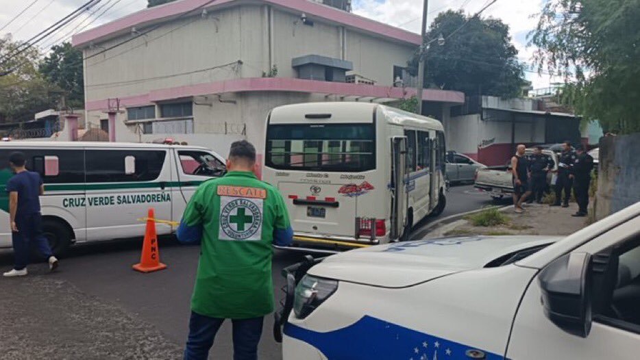 TelenoticiasGMV's tweet photo. Socorristas de Cruz Verde Salvadoreña reportaron el fallecimiento de una persona dentro de una coaster de la ruta 6A. El hecho ocurrió en la 2a calle poniente y pasaje San Juan, en Mejicanos, frente a la delegación de la PNC. 

#TNM https://t.co/f3v9IwzW4S