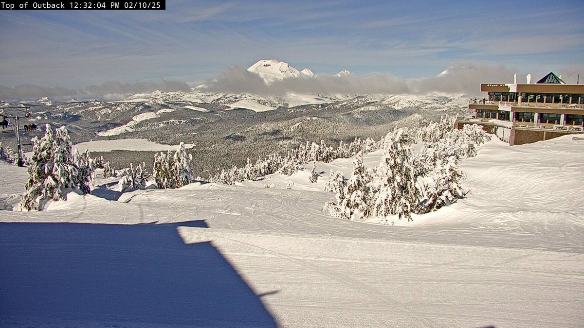 CascaraSunriver's tweet photo. The upcoming weekend looks like a SNOW LOVER'S PARADISE!  @mtbachelor is in great shape with a 117" base already!  Come enjoy the Winter Wonderland that is Sunriver, Oregon and Central Oregon! https://t.co/qaGANcZ1W1 https://t.co/5Mlk20ANlF