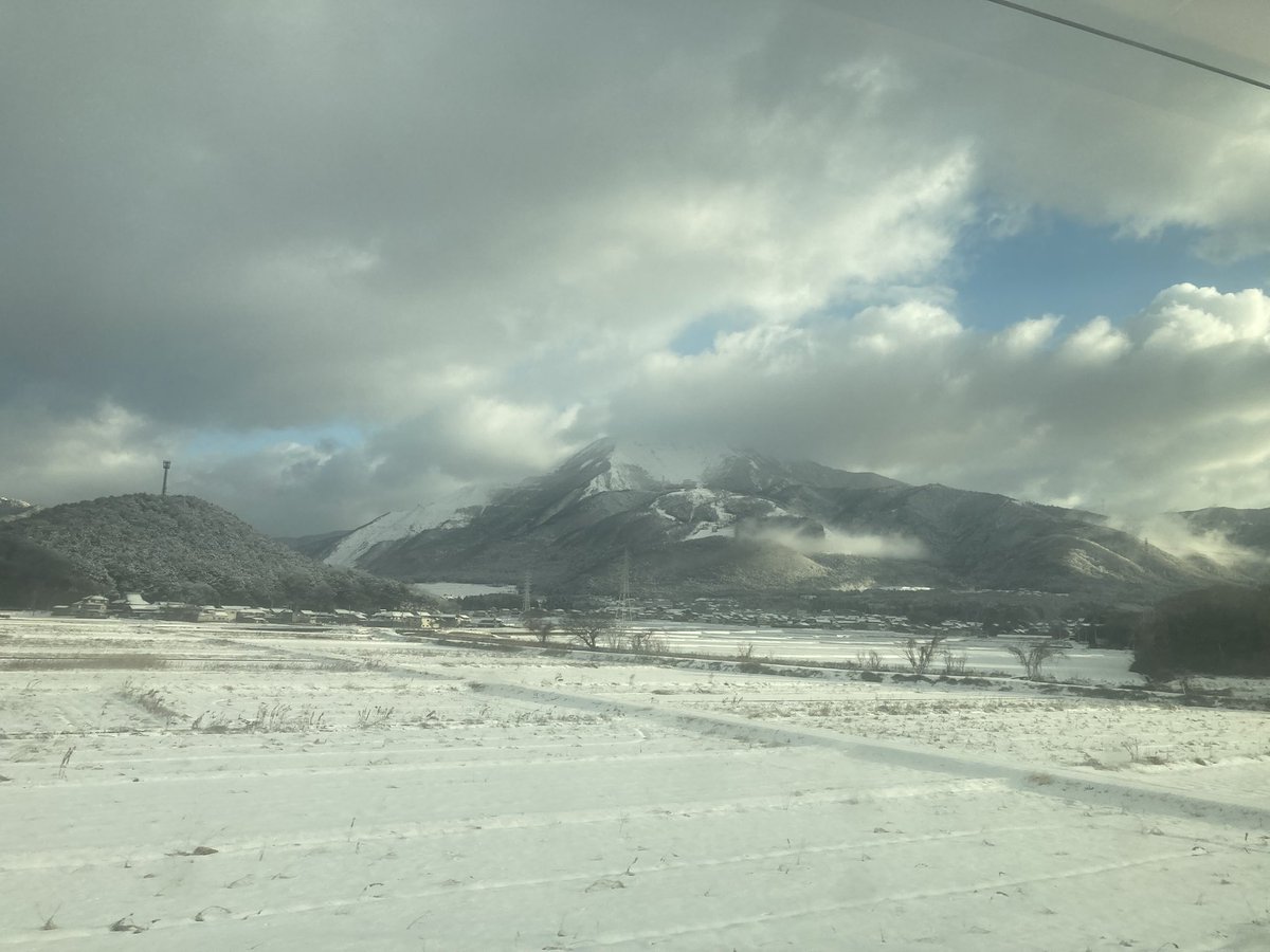 sureggataro's tweet photo. 雪の伊吹山

#新幹線　#伊吹山 https://t.co/DTvGjA2s0F