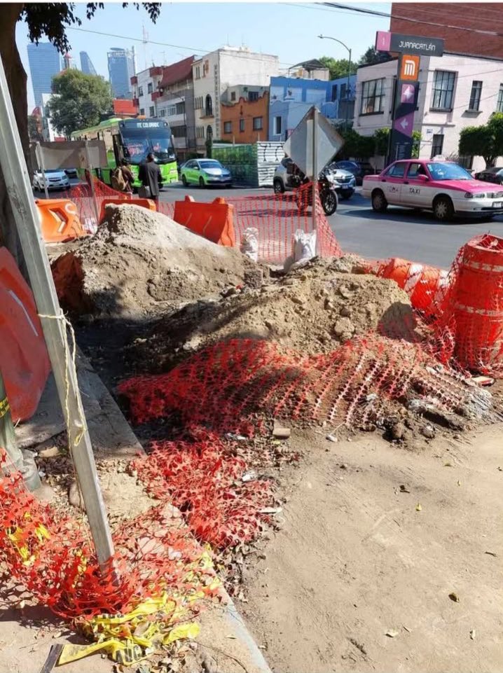 Oigan <a href="/SEGIAGUA/">Secretaría de Gestión Integral del Agua</a> y esta obra en frente del metro Juanacatlán para cuando?