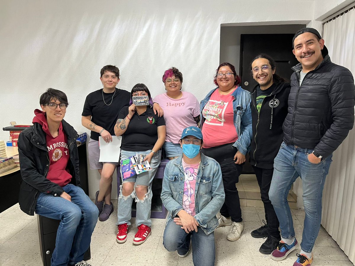 FueraCloset_AC's tweet photo. Recibimos la donación de muebles, libros, artículos de papelería y cuadros para continuar equipando #Calli, el primer centro comunitario para personas #LGBTTTIQ+ en el Valle de Toluca. 🏳️🌈🏳️⚧️❤️🏡
¡Muchas gracias, a Alex y su equipo! #Calli lo construimos colectivamente. #DonaCalli https://t.co/1iYWK6Dfz9