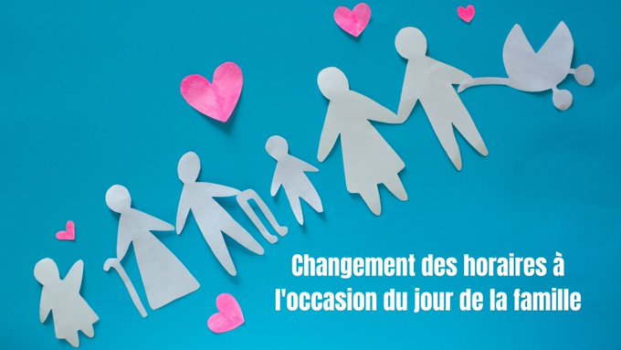 Découpe de papier d'une famille sur un fond bleu avec des cœurs en papier découpés en rose. Un texte blanc indique « Changements des horaires à l'occasion du jour de la famille »