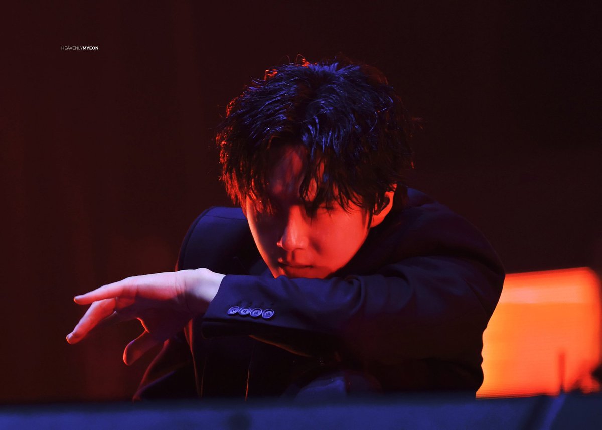 SUHOLOOK's tweet photo. https://t.co/KXj3vUeF3x