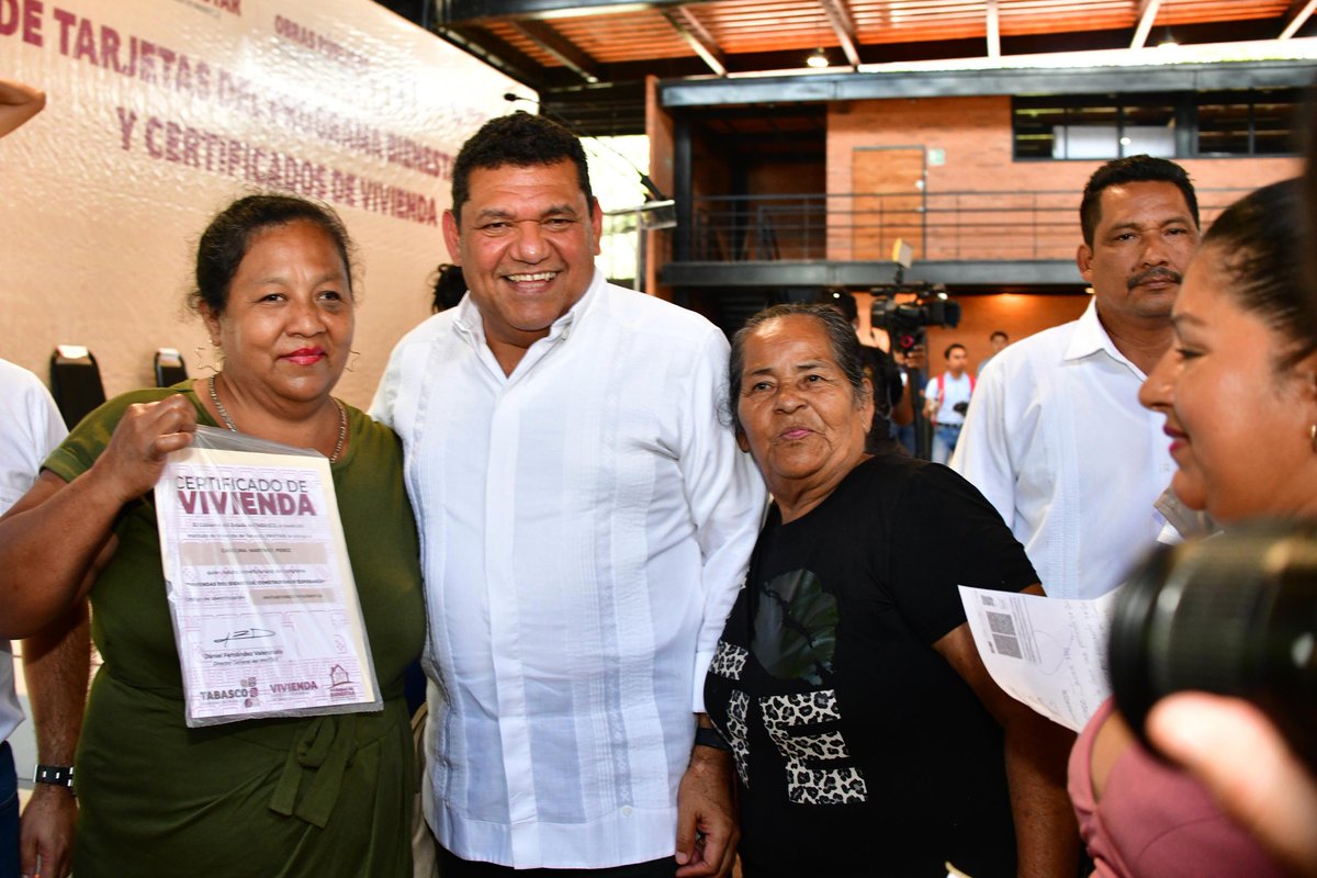 TabascoJavier's tweet photo. Hoy entregamos con mucha emoción 331 tarjetas del programa Bienestar y Plenitud, así como 100 certificados de viviendas en el municipio de #Teapa. Continuamos apoyando a los que menos tienen y así sacamos a las familias del abandono. #GobiernoDelPueblo https://t.co/eO49BbQIKo