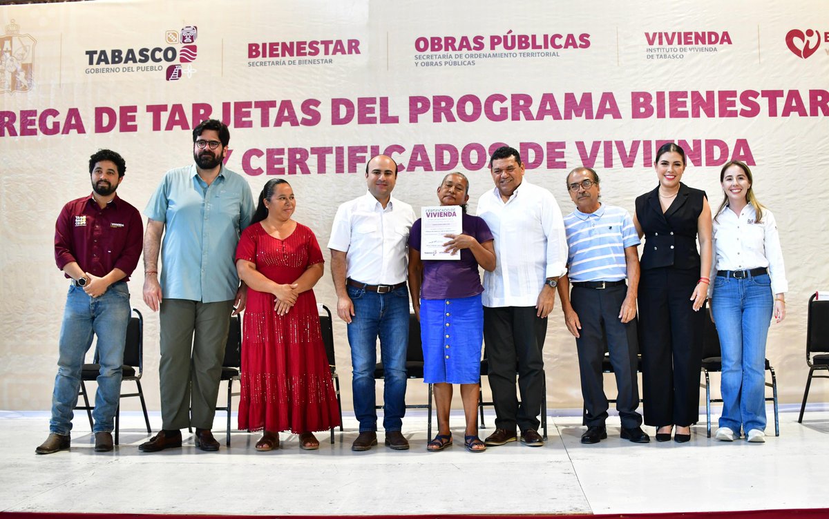 Hoy entregamos con mucha emoción 331 tarjetas del programa Bienestar y Plenitud, así como 100 certificados de viviendas en el municipio de #Teapa. Continuamos apoyando a los que menos tienen y así sacamos a las familias del abandono. #GobiernoDelPueblo