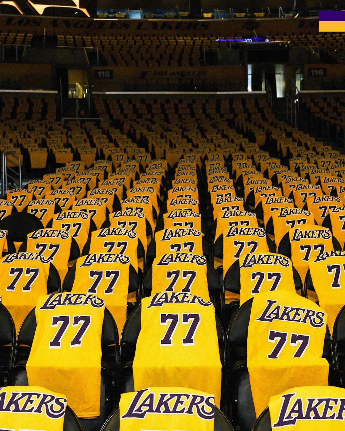 La camiseta de Luka Doncic que se llevaron todos los asistentes.