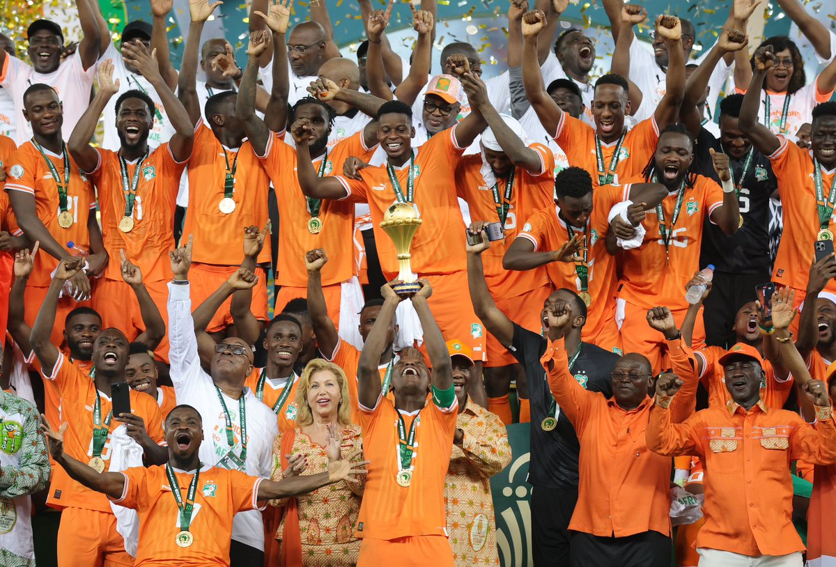 ActuFoot_'s tweet photo. 𝗖𝗢𝗨𝗣 𝗗𝗨 𝗠𝗔𝗥𝗧𝗘𝗔𝗨 🇨🇮🔨

Il y a un an jour pour jour, la Côte d’Ivoire remportait la CAN à la maison.

Que de souvenirs cette CAN 2023. 🤩 https://t.co/HqirfuXkn7