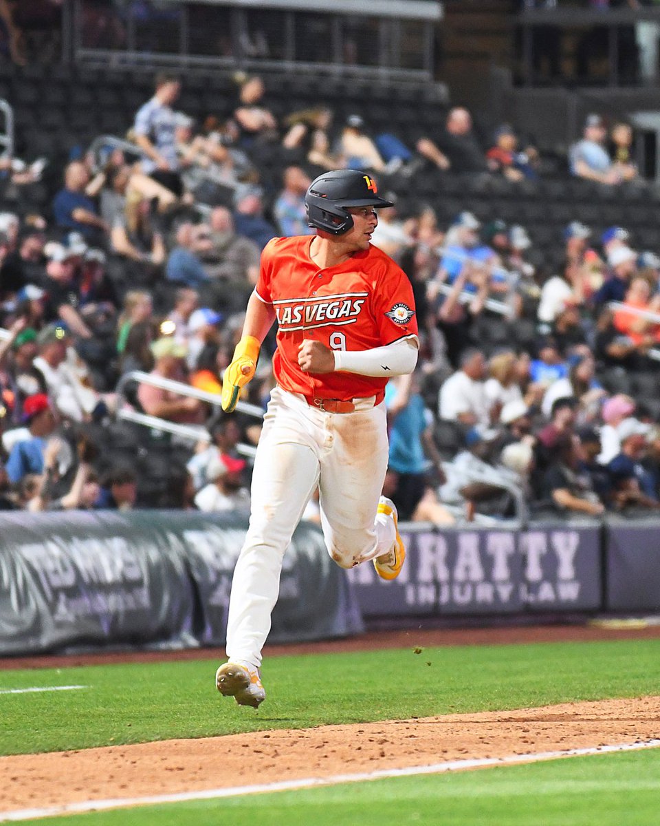 AviatorsLV's tweet image. No more touchdowns—just rounding bases! We’re sprinting into baseball season! ⚾💨

#AviatorsUp #AviatorsLV #BaseballTime