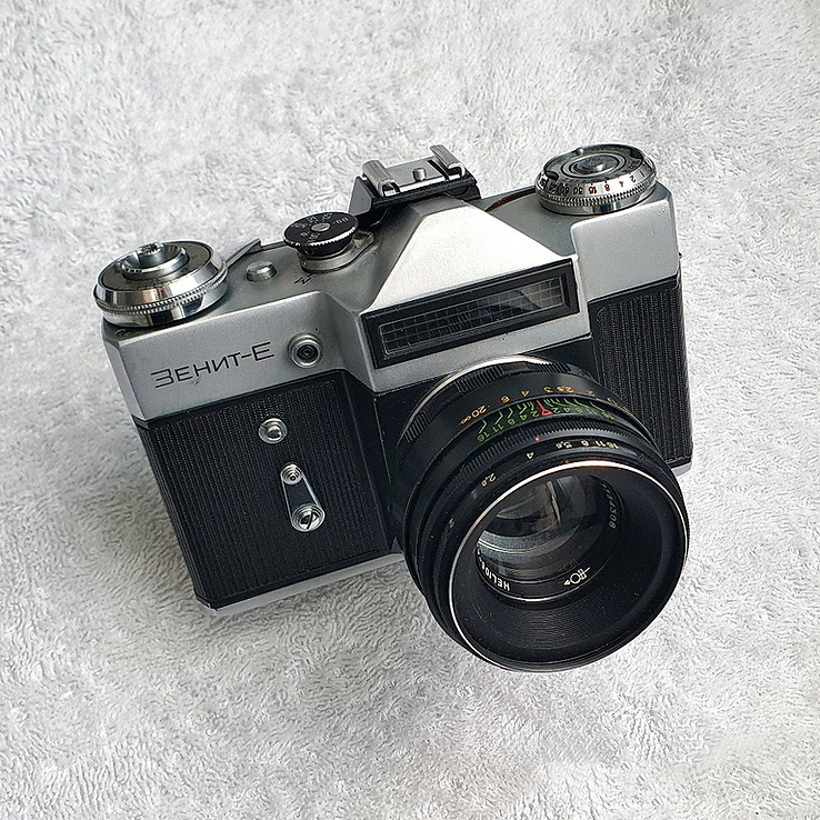 Kvinta777's tweet photo. 📸 Check out this classic Zenit-E camera! A vintage gem that captures the essence of photography from a bygone era. Perfect for enthusiasts and collectors alike! #VintageCamera #Photography #ZenitE https://t.co/WYsFx8v9qO