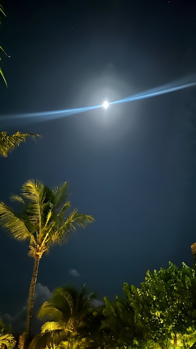 yup4_y's tweet photo. Dark skies, bright night🤍 https://t.co/Sath0fsVWX
