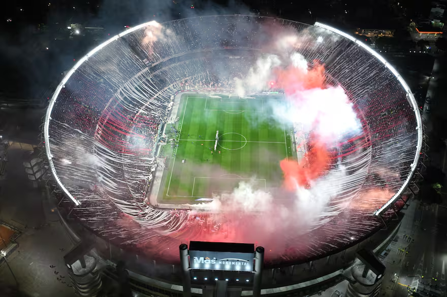 🤖 USO DE IA EN RIVER ID 🏟️🐔

El club diseñó un modelo predictivo basado en la información recopilada en más de 10 años, que contempla parámetros como la posición de la tabla en la que el club se ubica y la importancia de los partidos, que le permite predecir los niveles de