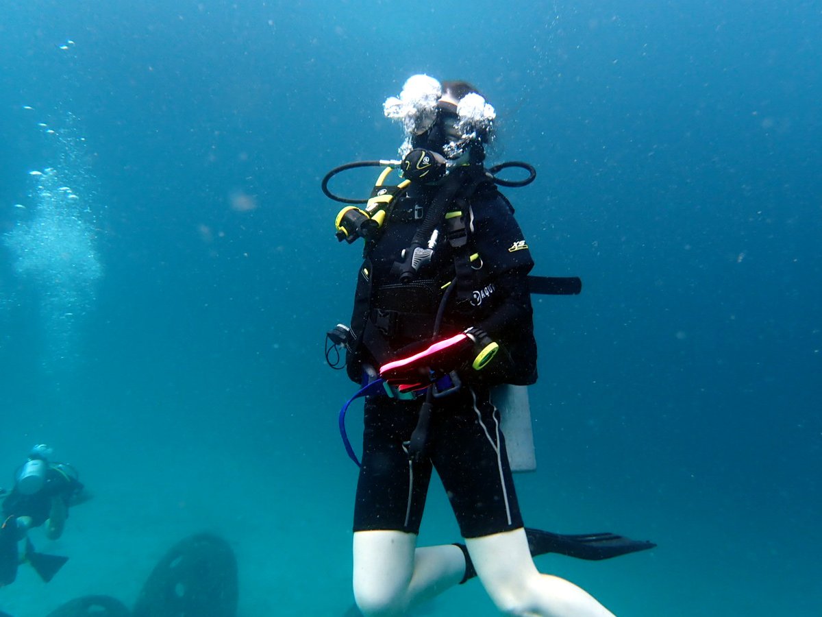 今日はアドバンスド講習。でもこの写真、決して上手ではないでしょ。肩がイカって、膝が曲がって、泡が大きいですね。でもこんな失敗をたくさんして、どうしたら上手になるのか？を考えるのが、アドバンス講習だと思っています。
greendiverphuket.com/2025/02/10/2-1…
#プーケット #ダイビング #phuket #diving