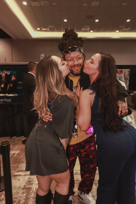 2 pic. Looks like a good time to me ? @RemyLaCroixxxxx @FlightLifeMars3 https://t.co/7swPShPRmZ
