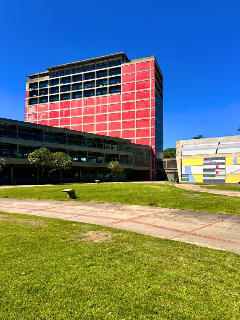 Estos meses nos regalan hermosos cielos despejados, que junto a la arquitectura de nuestra UCV, conforman una imagen inmejorable.