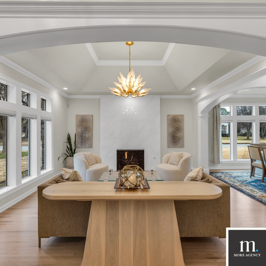 BCOTulsa's tweet photo. 👀🏠🌟 NEW LISTING ALERT in the desirable gated Hunters Hill! This updated beauty has so much to offer, with highlights such as...

✨ Stunning pond views with breathtaking sunsets from the balcony and backyard 
✨ Extensively updated with new hardwood floors, designer fixture... https://t.co/cujD3CdY0k
