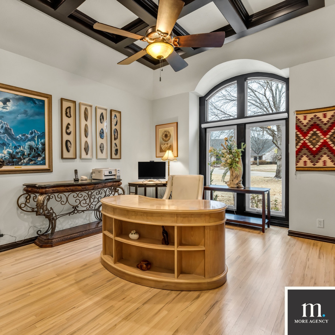 BCOTulsa's tweet photo. 👀🏠🌟 NEW LISTING ALERT in the desirable gated Hunters Hill! This updated beauty has so much to offer, with highlights such as...

✨ Stunning pond views with breathtaking sunsets from the balcony and backyard 
✨ Extensively updated with new hardwood floors, designer fixture... https://t.co/cujD3CdY0k