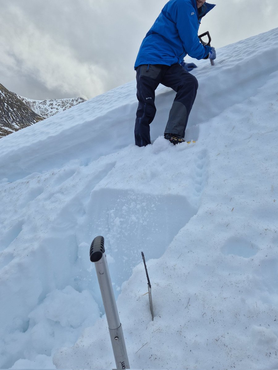 adventures_out's tweet image. Scottish Avalanche Information Service ❄️ Awesome knowledge delivered by @coordinatorsais thanks to Brian 👏 Great day on the hill with the @ChrisWalkerMT team 💪 @sportscotland #SAIS #ThinkWinter