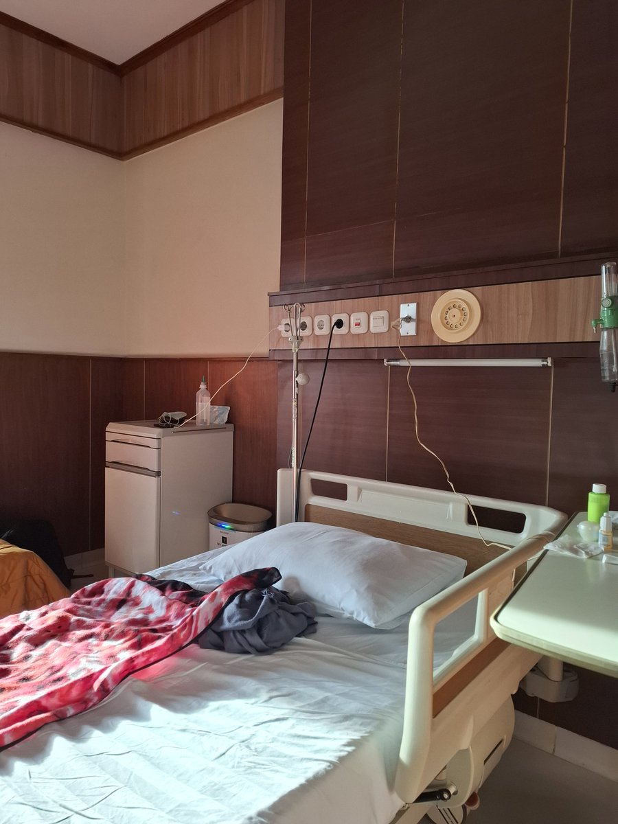 bryanleebudiman's tweet photo. Waking up in a hospital this morning hit differently—humbling me in a way that serves as a stark reminder of life's fragility. Health is a privilege, not a guarantee. If you think staying healthy is expensive, try being sick. https://t.co/KCrDV6wntF