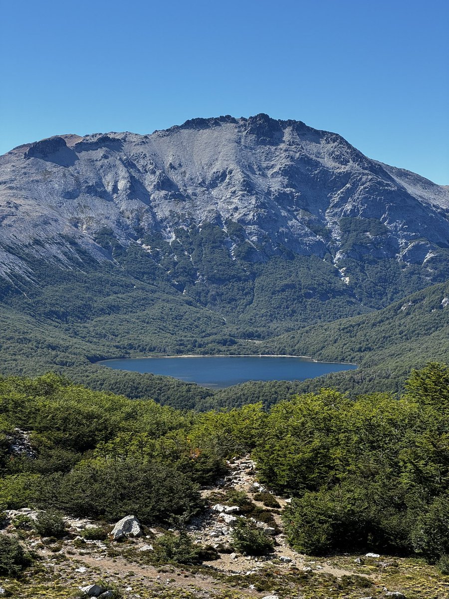 Si no lo hiciste, ojalá te animes.

Este fin de semana pasé 3 noches por la montaña en bariloche, cerca del cerro tronador. 

Acá un hilo para tentarte a que lo hagas algún día 🏔️ 🧵