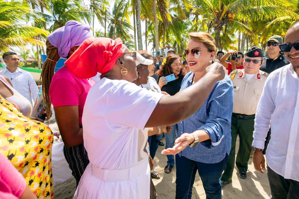 La presidenta <a href="/XiomaraCastroZ/">Xiomara Castro de Zelaya</a> entregó hoy un financiamiento solidario de 1.3 millones de lempiras a alrededor de cien emprendedoras garífunas jefas de hogar de la comunidad de Tornabé, Tela, Atlántida, que son  beneficiadas con estos créditos gracias a la Caja Rural de Ahorro y