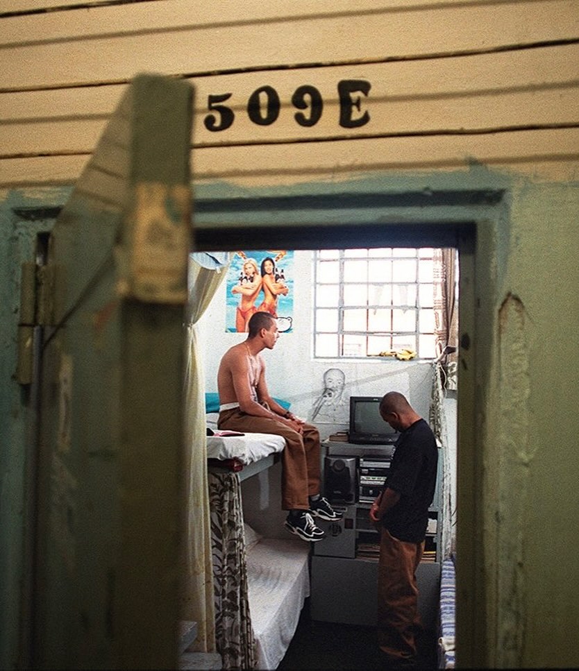 somaisums1lva's tweet photo. Foto da emblemática cela do pavilhão 7, no Carandiru, de onde se originou o grupo de Rap 509-E, formado por Dexter e Afro-X.

📷: João Wainer https://t.co/46AjwzomJP