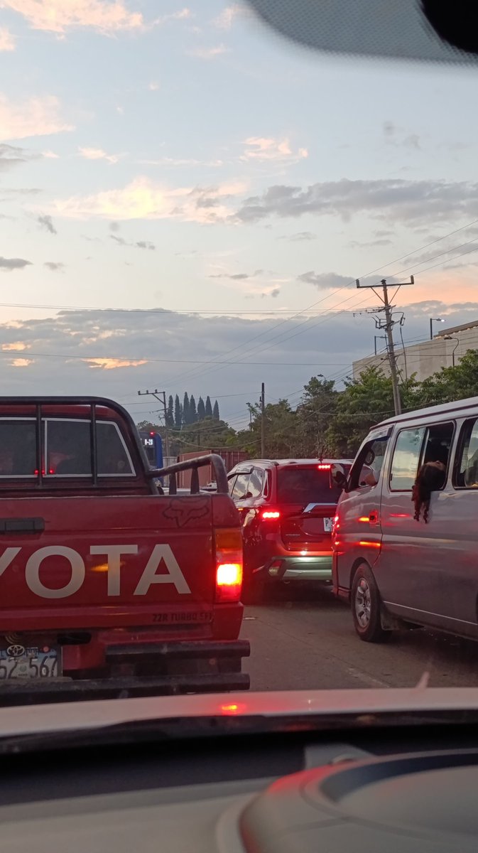 #TraficoSV Chorros#
 algo complicada la bajada de los chorros.

<a href="/YoReportoSV/">Yo Reporto SV</a> <a href="/todomotorsv/">Todo Motor</a> <a href="/dianavytony/">Diana Verónica y Tony</a> <a href="/ddovia/">#Dandovía</a> <a href="/SvSantaneco/">Informativo santaneco sv</a> <a href="/prensa44/">Prensa Santa Ana</a> <a href="/streetracersES/">Street Racers ES</a>