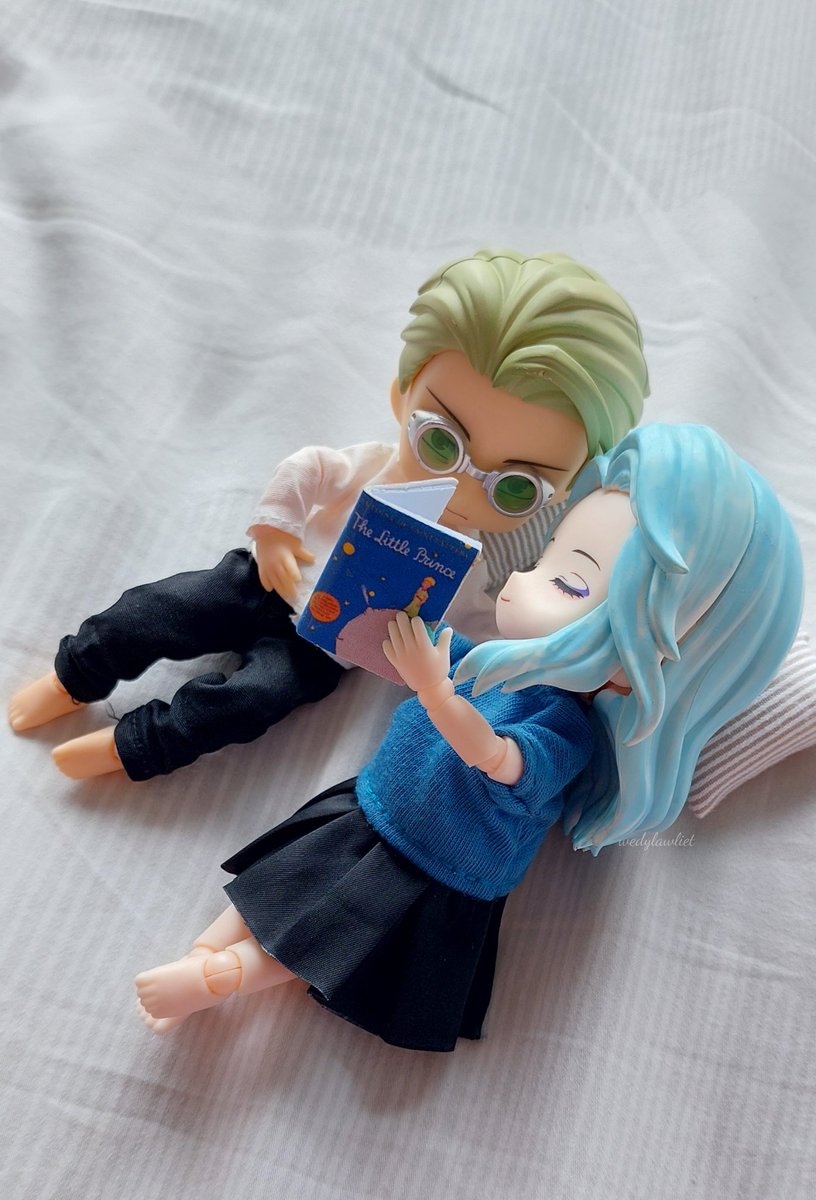 Catching up on reading during their day off. 😌📚

#NanaMei #MeiNana #七冥