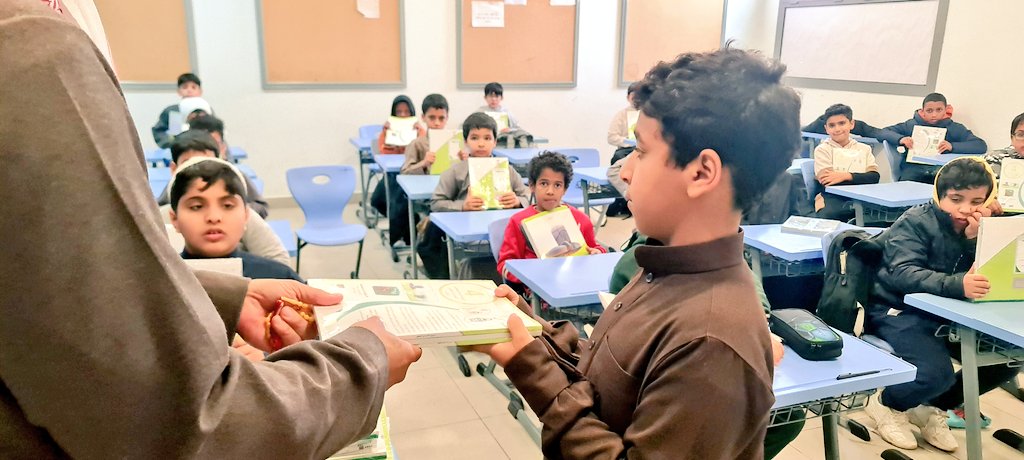 altufail01's tweet photo. تم بحمد الله توزيع الكتب الدراسية للفصل الدراسي الثالث . 📚✨
نحث أولياء الأمور على متابعة أبنائهم والتأكد من حصولهم على جميع الكتب اللازمة.
نتمنى لجميع طلابنا فصلًا دراسيًا حافلًا بالنجاح والتفوق! 💡🎯

#مدرسة_الطفيل_بن_الحارث
#الفصل_الدراسي_الثالث https://t.co/idT6RSmVWB