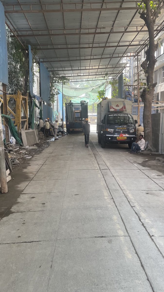 deepakbhatuse's tweet image. गुलमोहर वसाहत,मागाठाणे⁩, बोरीवली पूर्व Shirke Construction चे काम सुरूय. या कामाचा रहिवाशांना खूप त्रास होतो. बेकायदेशीर रस्ता बंद करून काम केले जातो,सुरक्षेची काळजी नाही त्यामुळे इथून जीव मुठीत घेऊन जावे लागते.तक्रार करुनही हे थांबत नाही. @mybmc⁩ ⁦⁦@MTPHereToHelp⁩