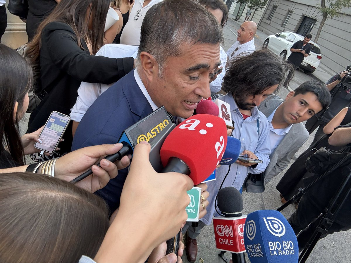 Rastrocom's tweet image. Cumbre en La Moneda por la seguridad en el Barrio Meiggs y los terminales de buses en Estación Central.

El subsecretario del Interior, Luis Cordero convocó a los alcaldes Mario Desbordes por Santiago y Felipe Muñoz por Estación Central.-