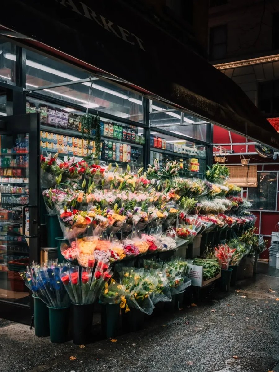 In the flower shop late at night, you can always meet the tenderness of the late return