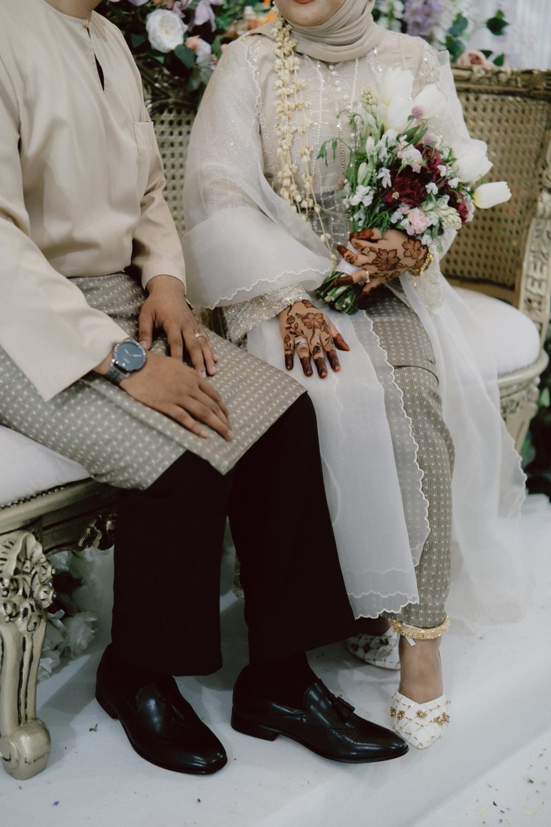 jepandjay's tweet photo. Syakirah &amp; Fadzly
Long kebaya full beaded lace ala2 indo vibes gitu. Baju melayu teluk belanga. Matching samping with skirt. https://t.co/IJdWCCAFRZ