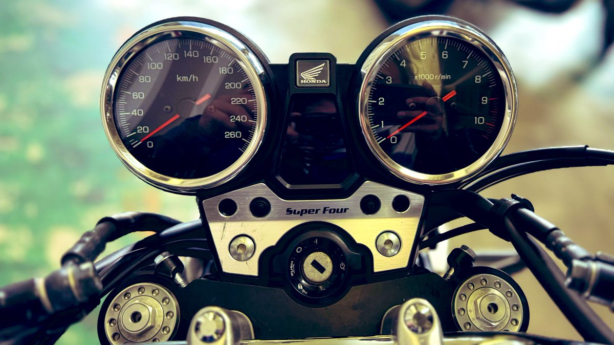 redbaron_BIKE's tweet image. ホンダ　CB1300スーパーフォアSP

長い歴史を誇るホンダのフラッグシップネイキッド❗️
SPはオーリンズ製の前後サスペンションとフロントブレーキにブレンボ製モノブロックキャリパーを採用し、往年の名車を彷彿とさせるカラーをまとった特別感溢れるモデルです✨

＃CB1300
＃SC54