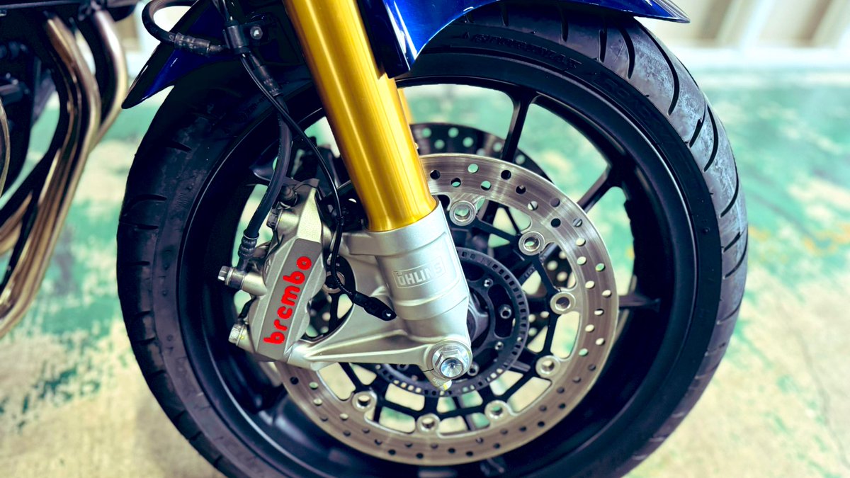 redbaron_BIKE's tweet image. ホンダ　CB1300スーパーフォアSP

長い歴史を誇るホンダのフラッグシップネイキッド❗️
SPはオーリンズ製の前後サスペンションとフロントブレーキにブレンボ製モノブロックキャリパーを採用し、往年の名車を彷彿とさせるカラーをまとった特別感溢れるモデルです✨

＃CB1300
＃SC54
